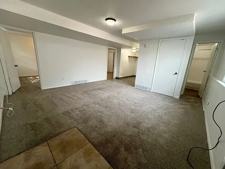 925 W 12th St — Photo 14