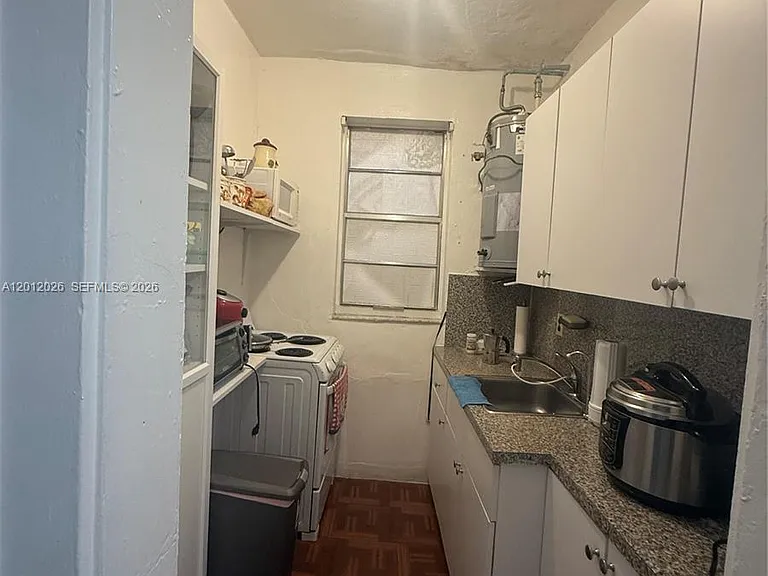 1560 SW 5th St #4 — Photo 1