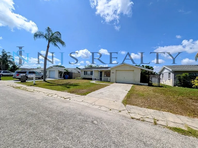 3034 Roxbury Dr — Photo 2