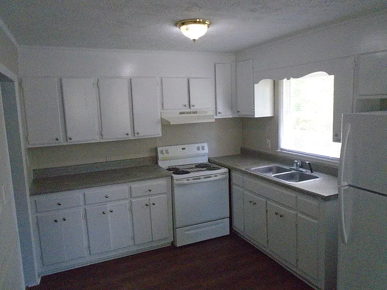 517 Albany St — Photo 7