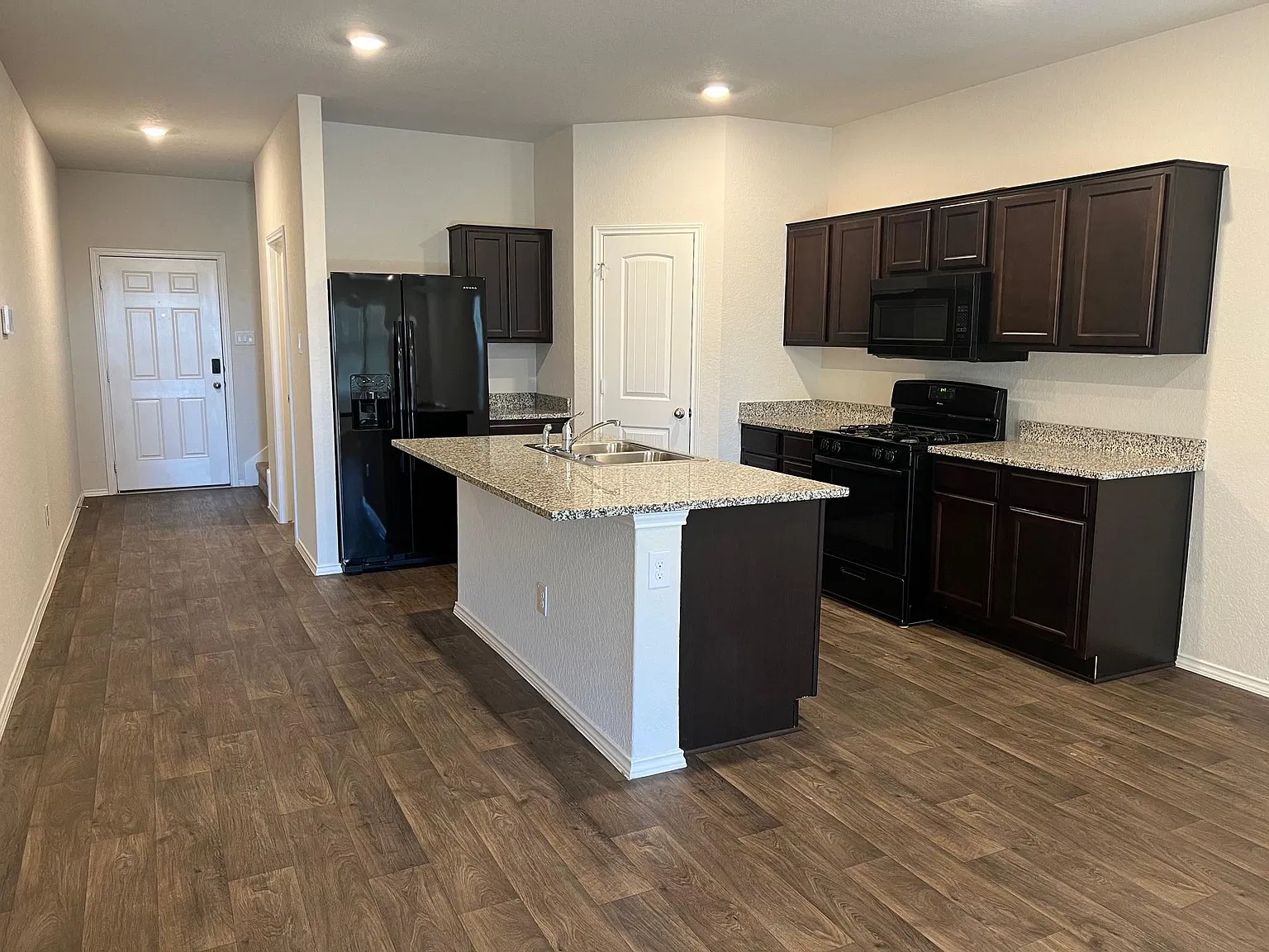 4 bed, 2.5 bath, 2162 sqft, $2,100 — Photo 2