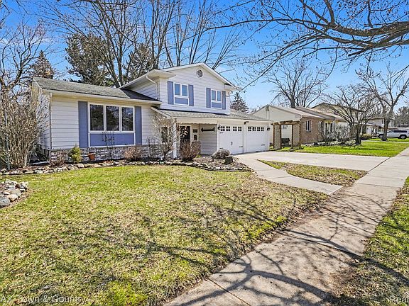 2nd image of 527 Spring Ln