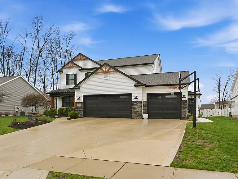 7621 Idlebrook Dr — Photo 2