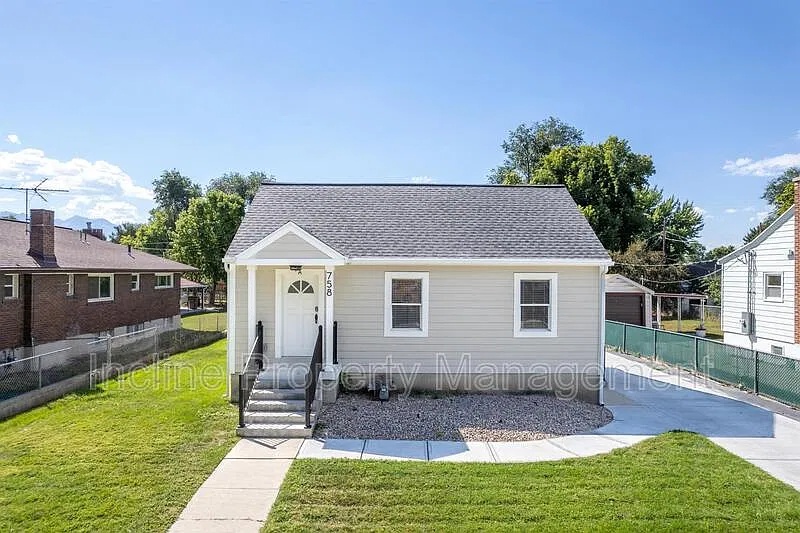 2 bed, 1.0 bath, 750 sqft, $1,600 — Photo 1