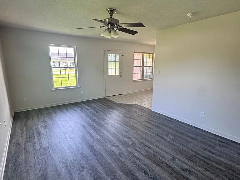 100 E Lauren Rd — Photo 11