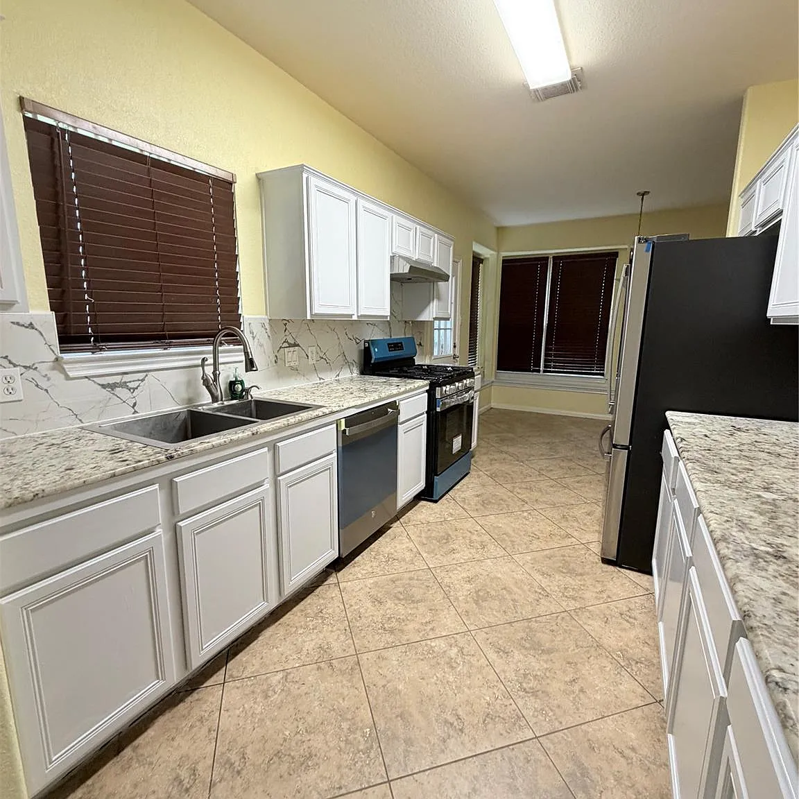 4 bed, 2.5 bath, 2344 sqft, $2,300 — Photo 2