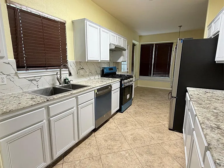 10030 Yolandita — Photo 2