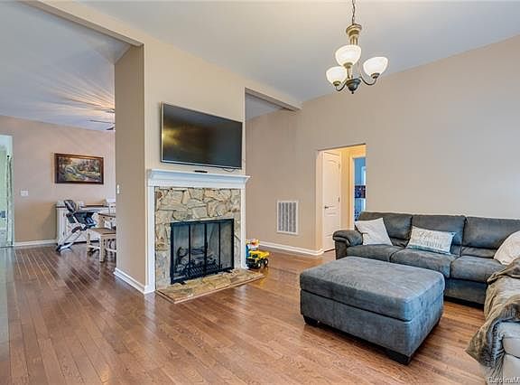 3rd image of 360 Oak Dr