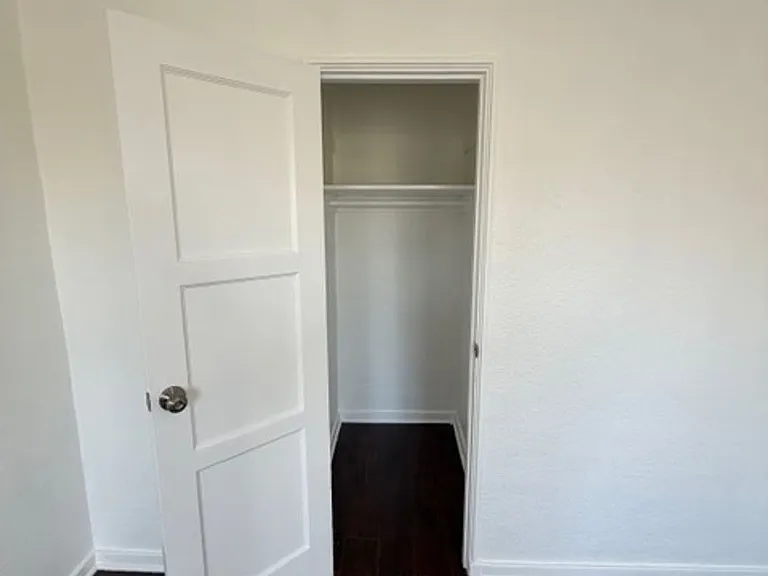 512 N Alexandria Ave — Photo 17