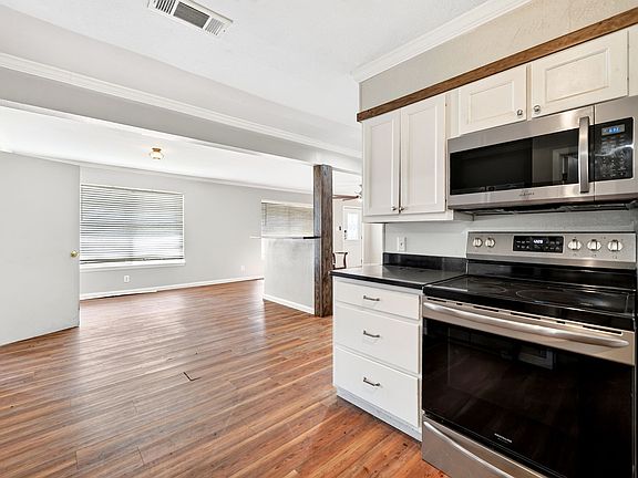 5th image of 1020 SE 10th St