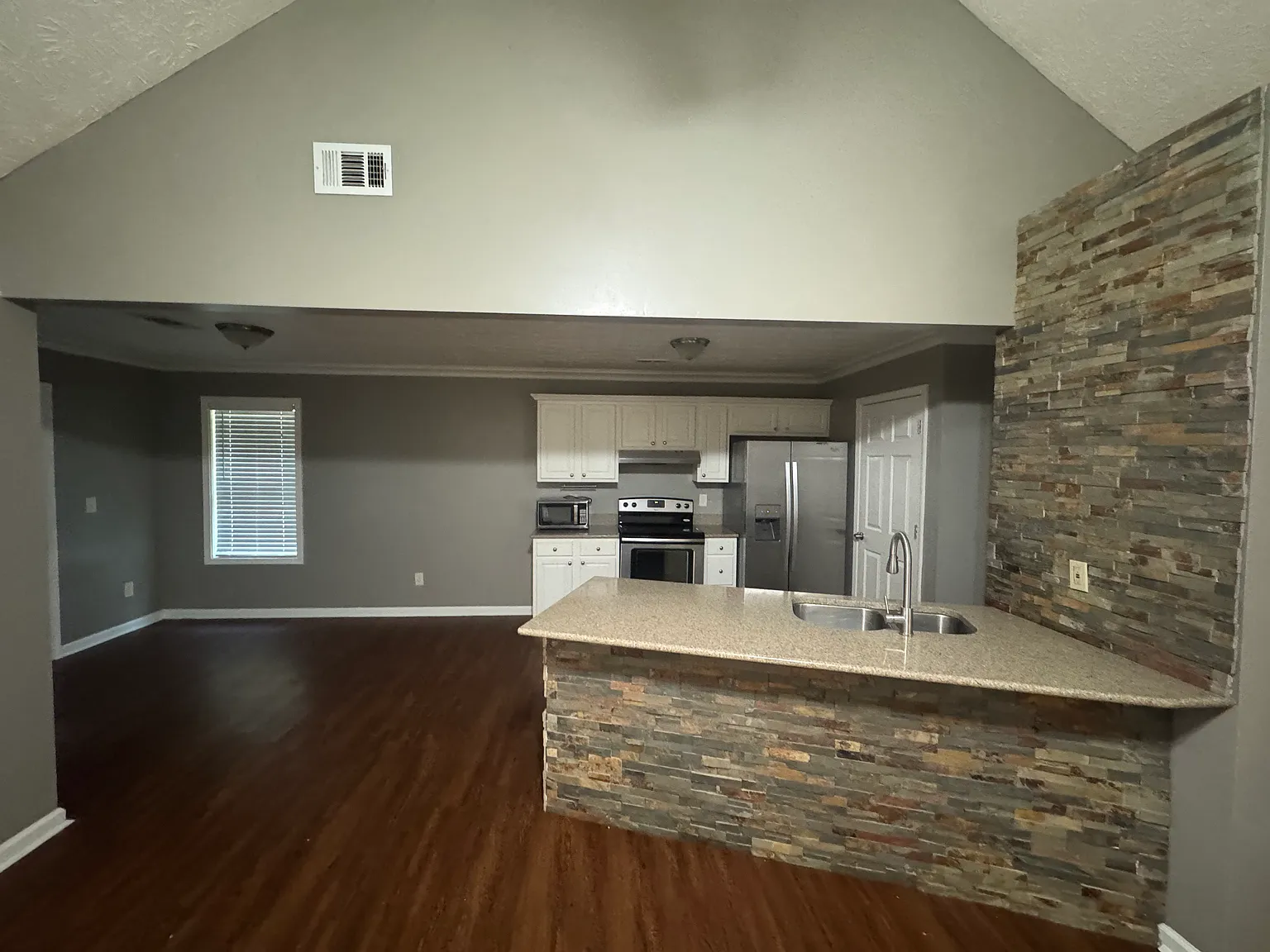 3 bed, 1274 sqft, $2,000 — Photo 3