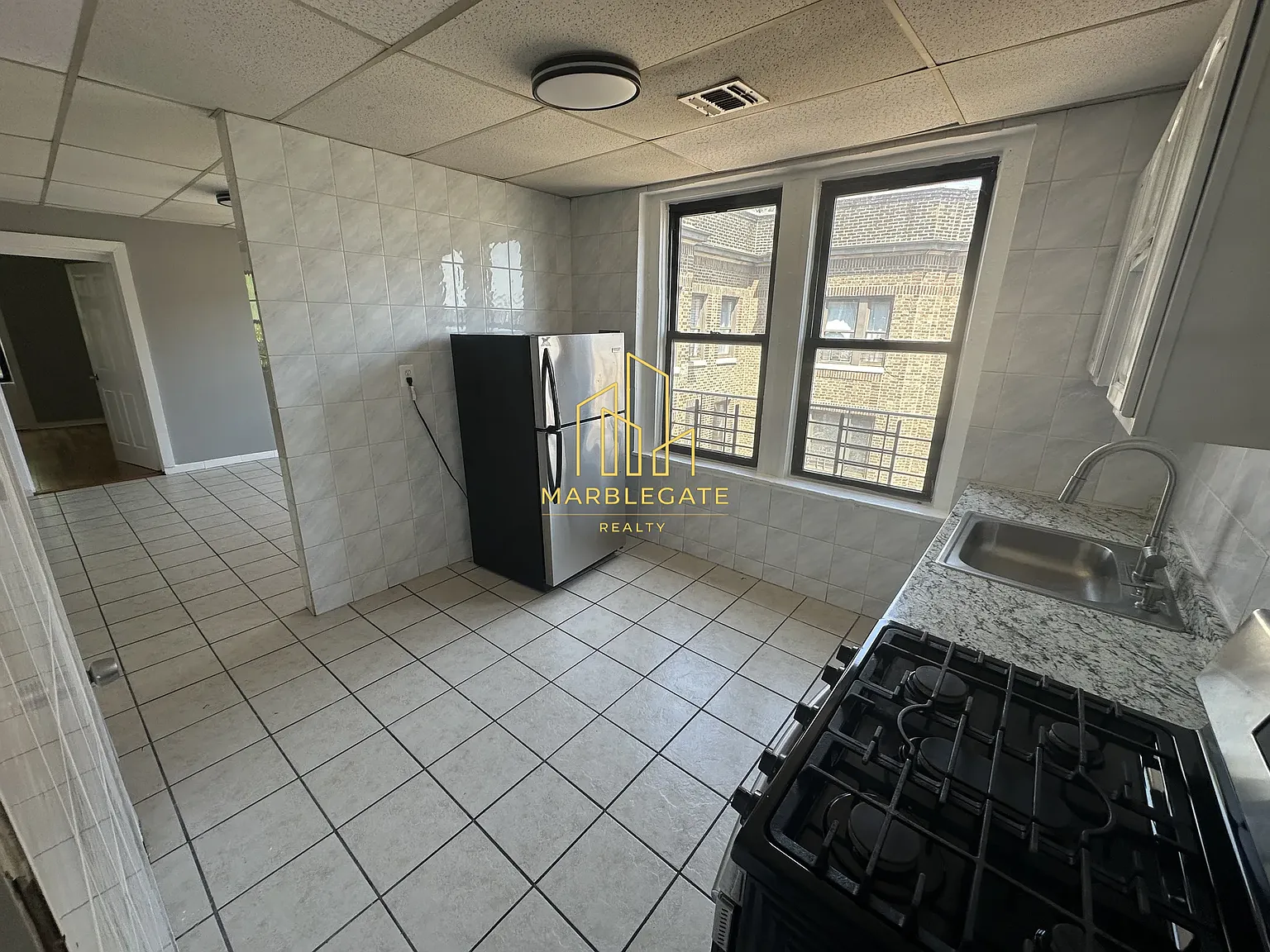 3 bed, 1050 sqft, $2,100 — Photo 2