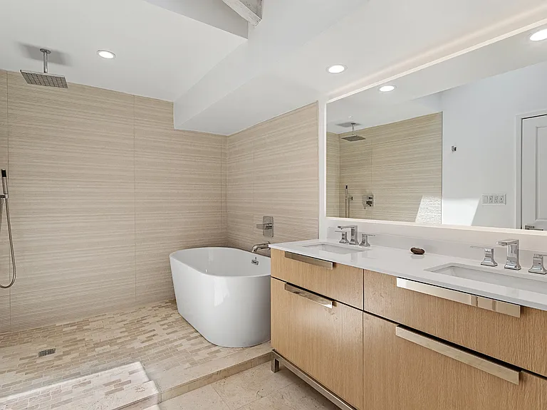 3933 Mandeville Canyon Rd — Photo 9