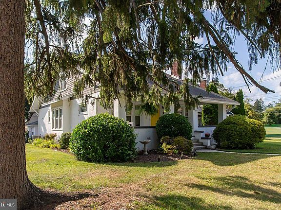 5th image of 555 Highland Way