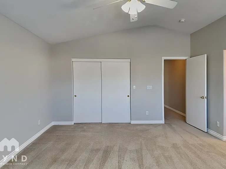 695 Emerald City Ave — Photo 8