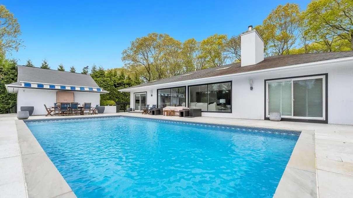 Beautiful East Quogue Retreat With Pool & Private Tennis Court — Photo 3