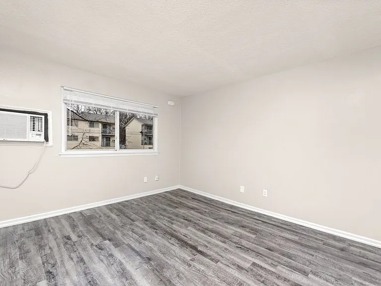 400-408 W Poplar St — Photo 6
