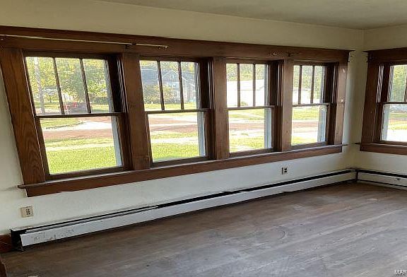 5th image of 402 W Fairground Ave