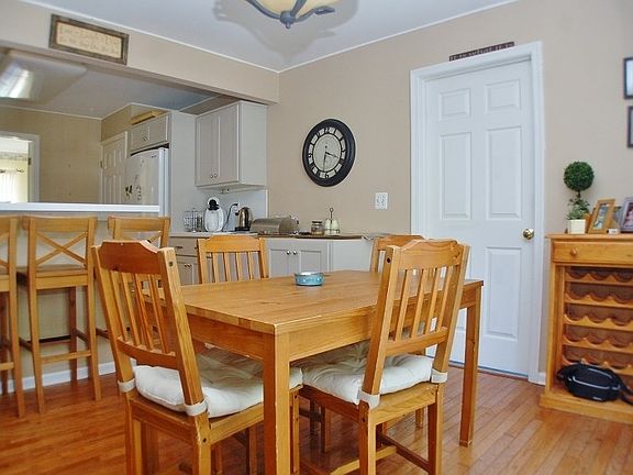 5th image of 25 Winding Brook Ln