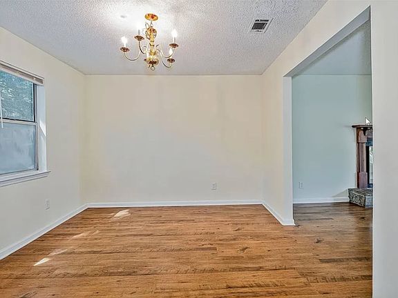 4th image of 1040 Park Creek Cir