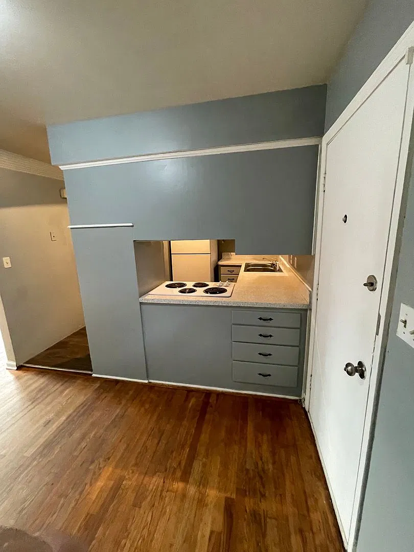 So much character with this 2 bed / 1.5 bath DUPLEX unit with a spacious layout and convenient fe... — Photo 4