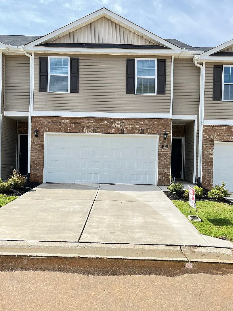4 bed, 2.5 bath, 1658 sqft, $1,685 — Photo 1