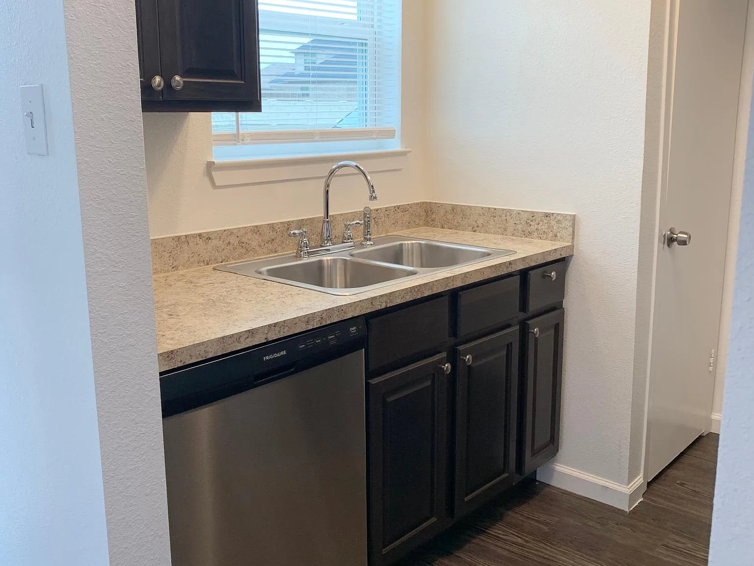 2 bed, 1.5 bath, 1000 sqft, $1,605 — Photo 3