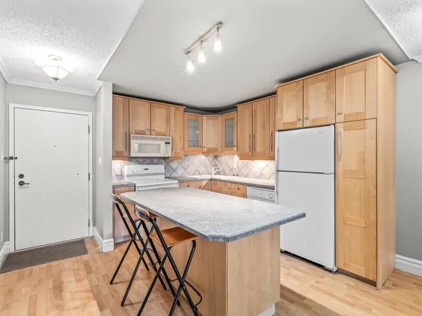 10148 118th St NW #7, Edmonton, AB T5K 1Y4