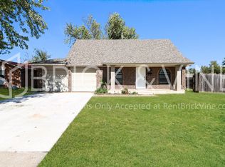 1001 SW 2nd St, Moore, OK 73160