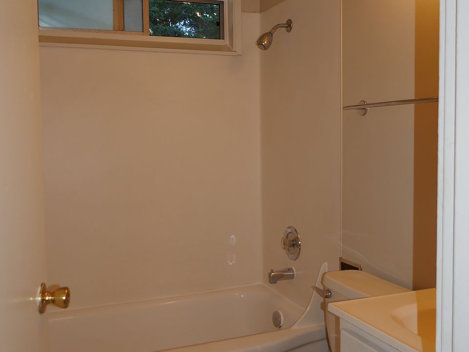 very efficient full bathroom - full size