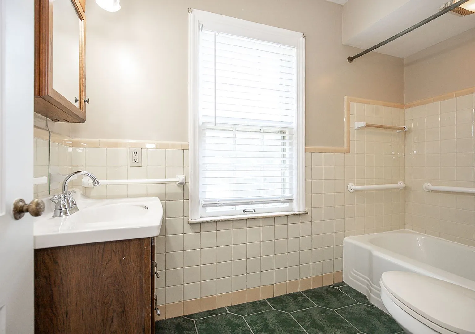 Charming 3 bedroom house Shaker Heights!! — Photo 4
