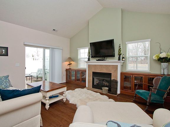 Great Room w/Gas Log FP