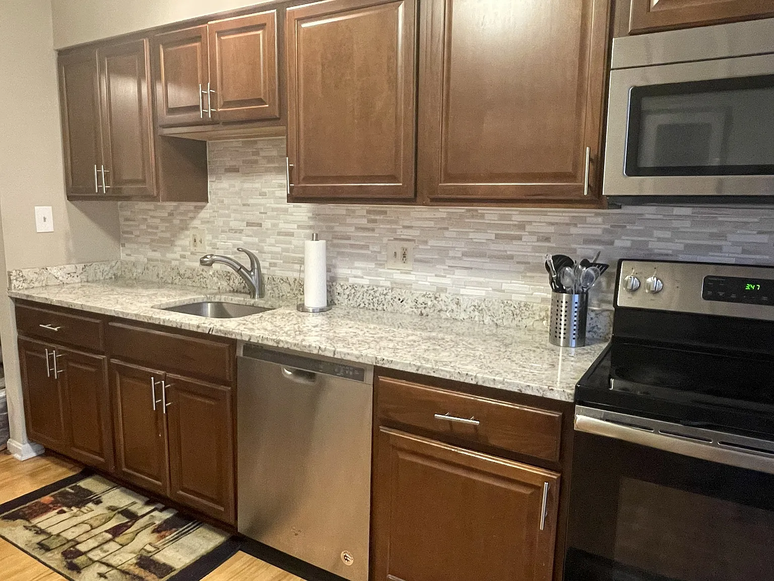 3 bed, 3.5 bath, 2000 sqft, $2,472 — Photo 2