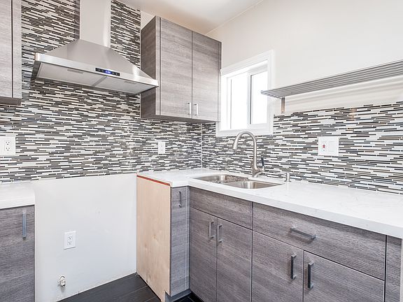 5th image of 611 W 109th Pl