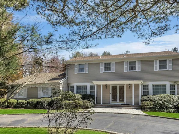 17 Fox Court, Syosset, NY 11791