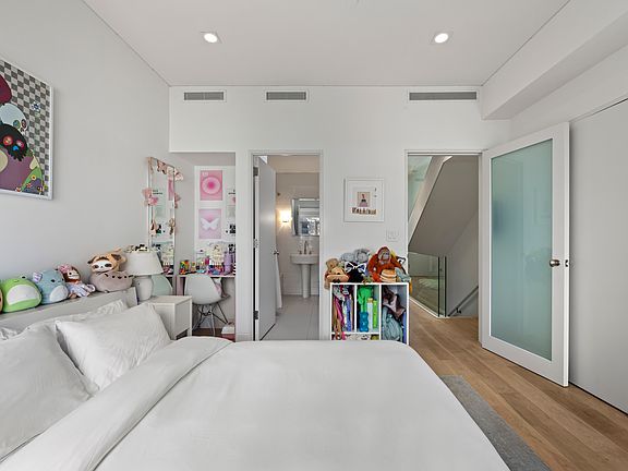 3rd image of 134 Manhattan Ave #1