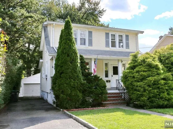 300 Hickory Ave, Bergenfield, NJ 07621
