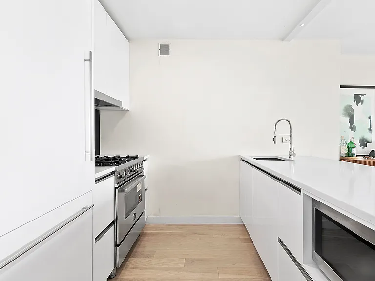 301 W 53rd St #23B — Photo 2