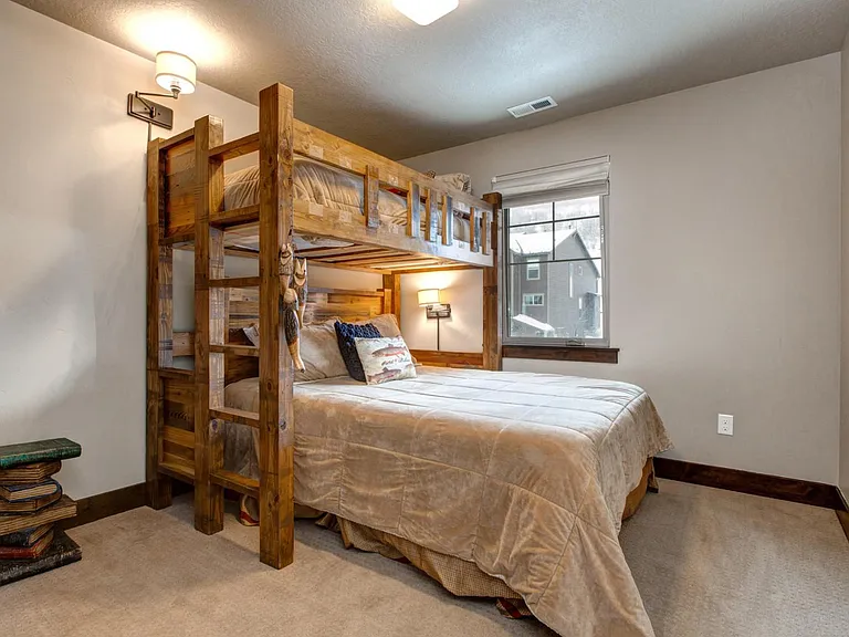 1052 W Abigail Dr — Photo 7
