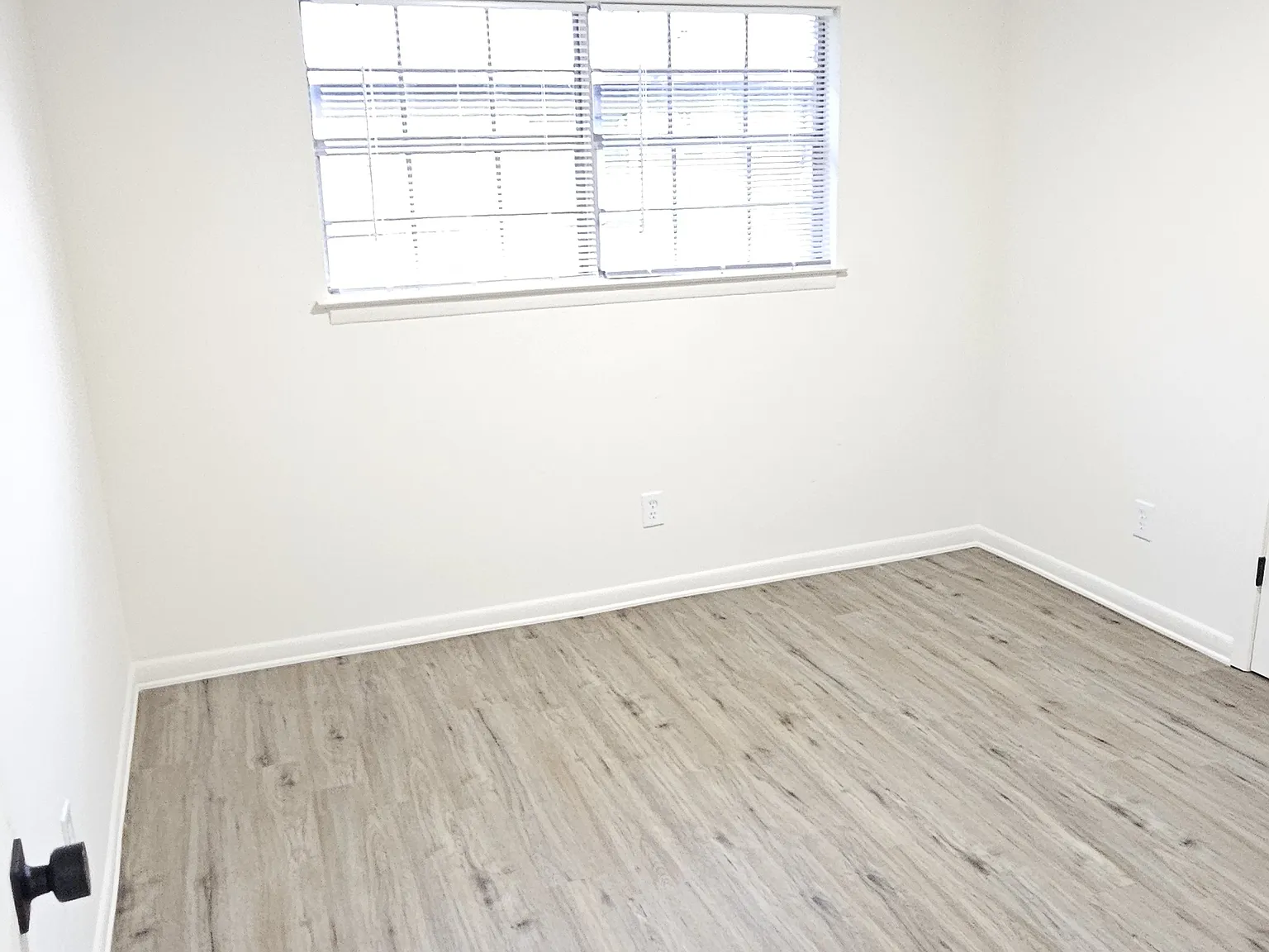 3 bed, 1.5 bath, 1008 sqft, $1,500 — Photo 2