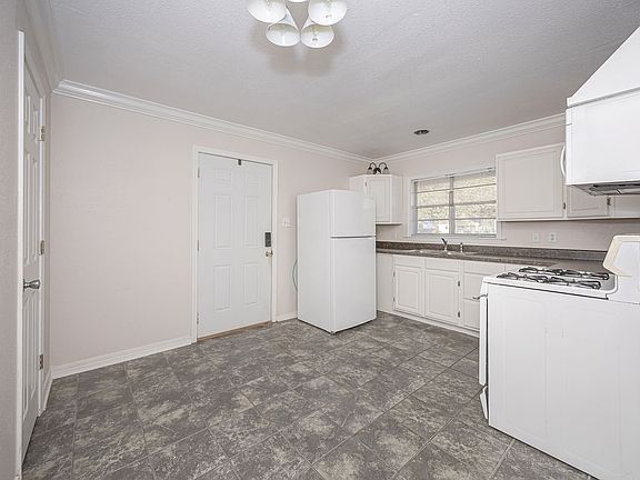 4th image of 807 Market St