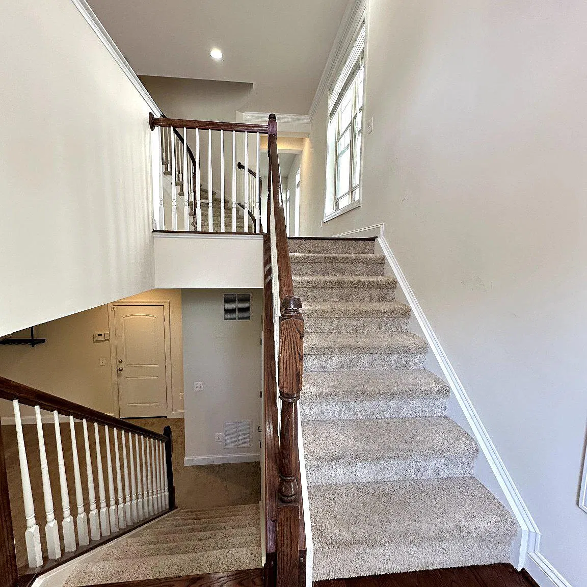 3 bed, 2.5 bath, 2512 sqft, $3,200 — Photo 2