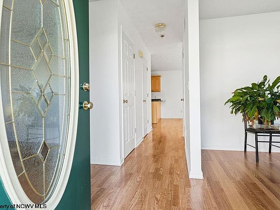 3rd image of 46 Oakridge Ln
