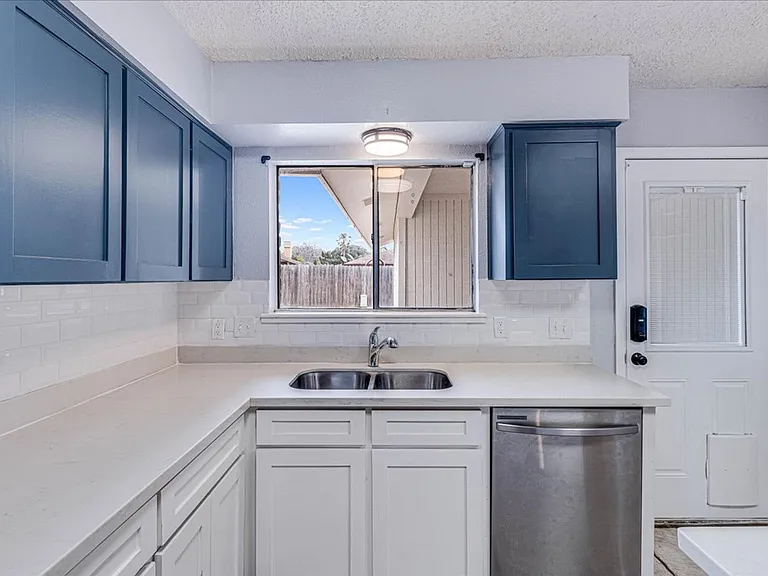 985 Crossbill St — Photo 13