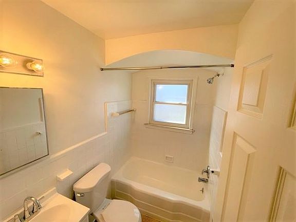 3rd image of 2207 Kingsbury Ave