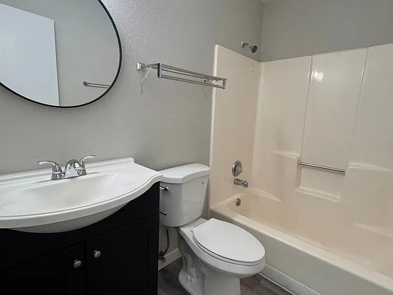 Raintree Apartments — Photo 33