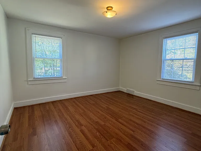 633 Spring Ln — Photo 7