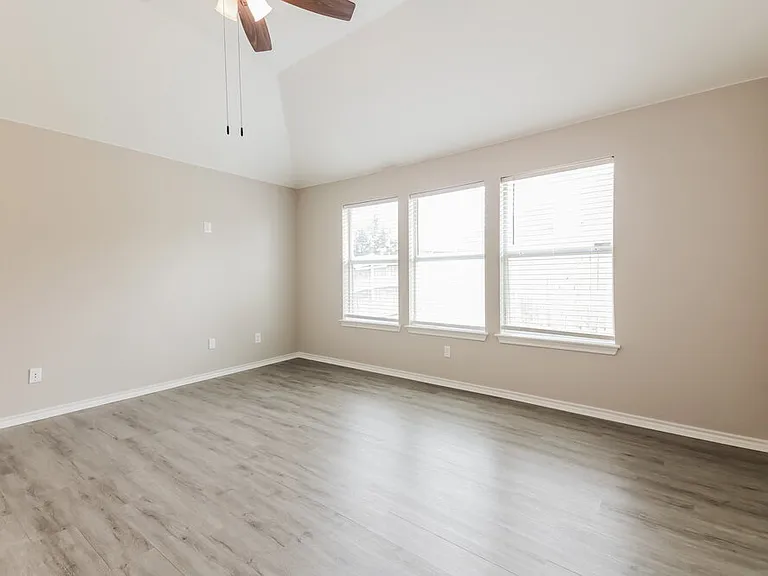1008 Halifax Ln — Photo 9