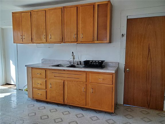 5th image of 142 Fairview Main St