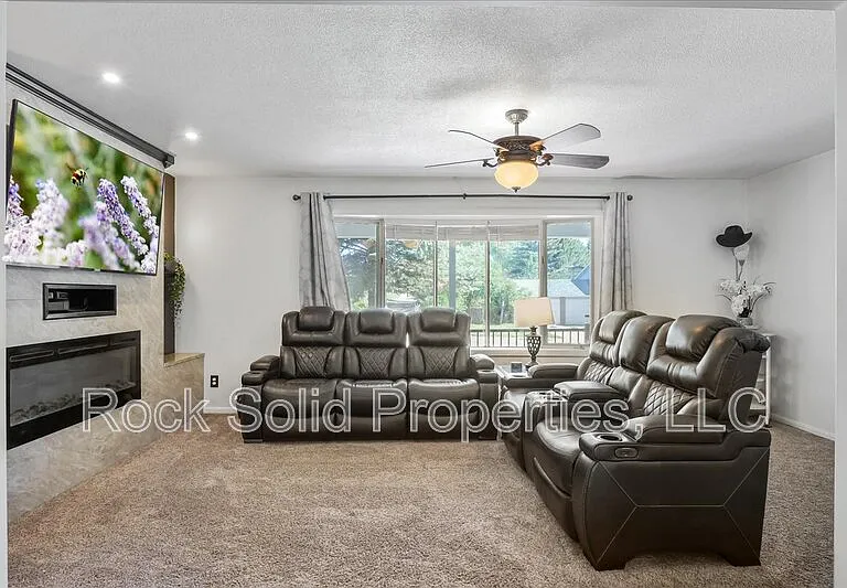 1039 Melton St — Photo 11